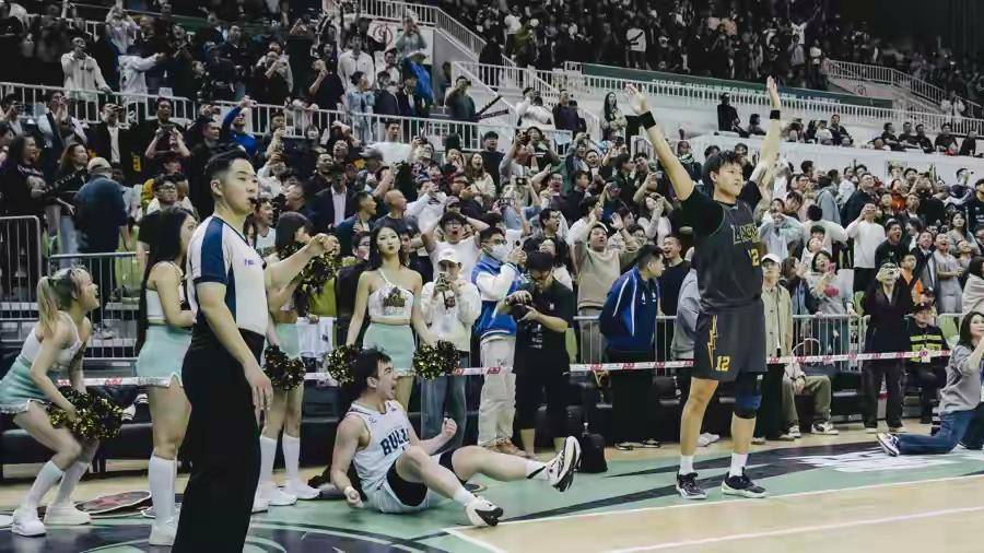 卫冕冠军香港金牛队以79:76客场逆转取胜上海队