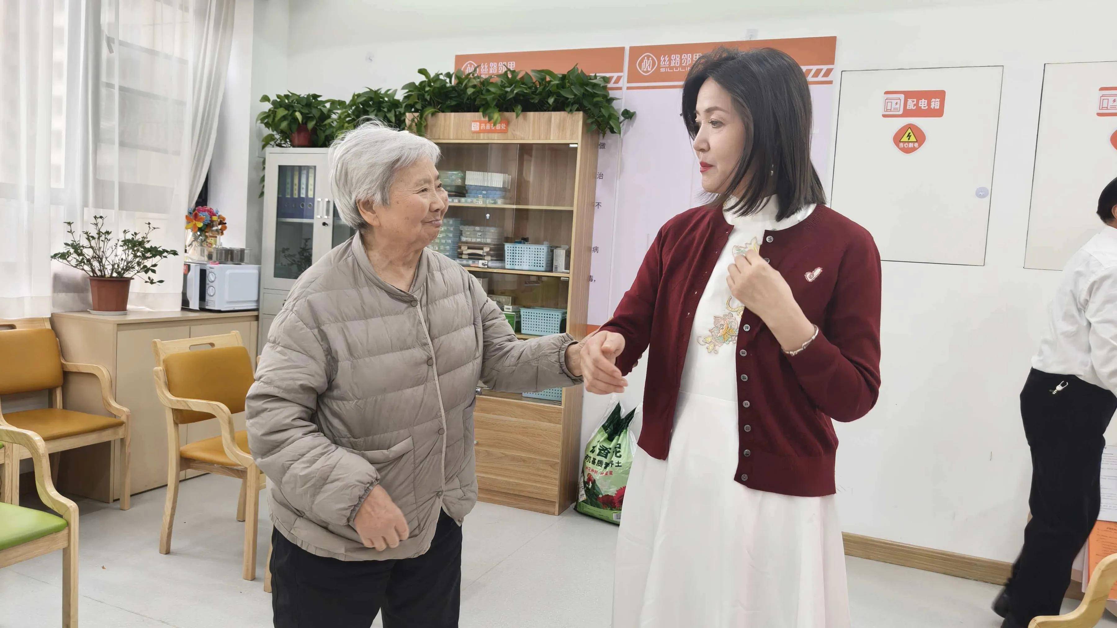 “三句半”逗笑全场，古城西安这场敬老演出暖到心坎里！